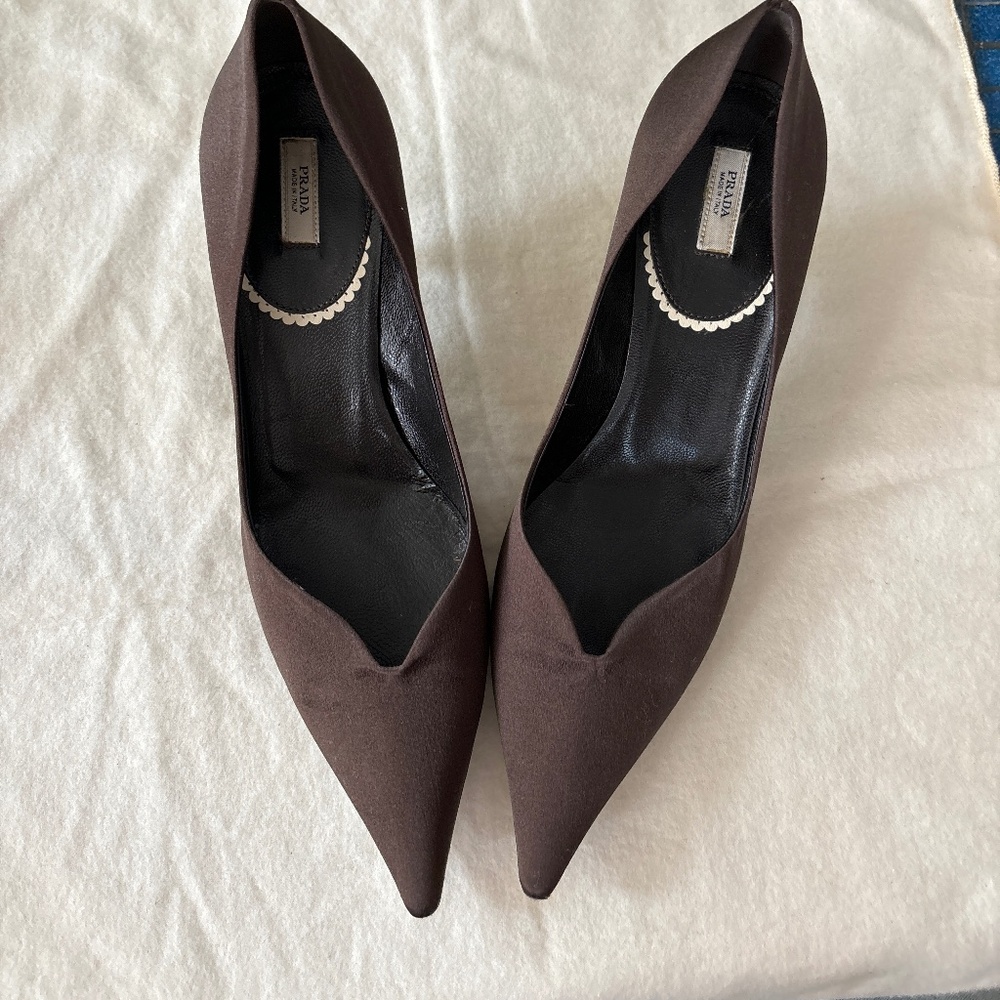 Stunning! Rare, limited edition, vintage Prada brown silk pointed toe pumps
